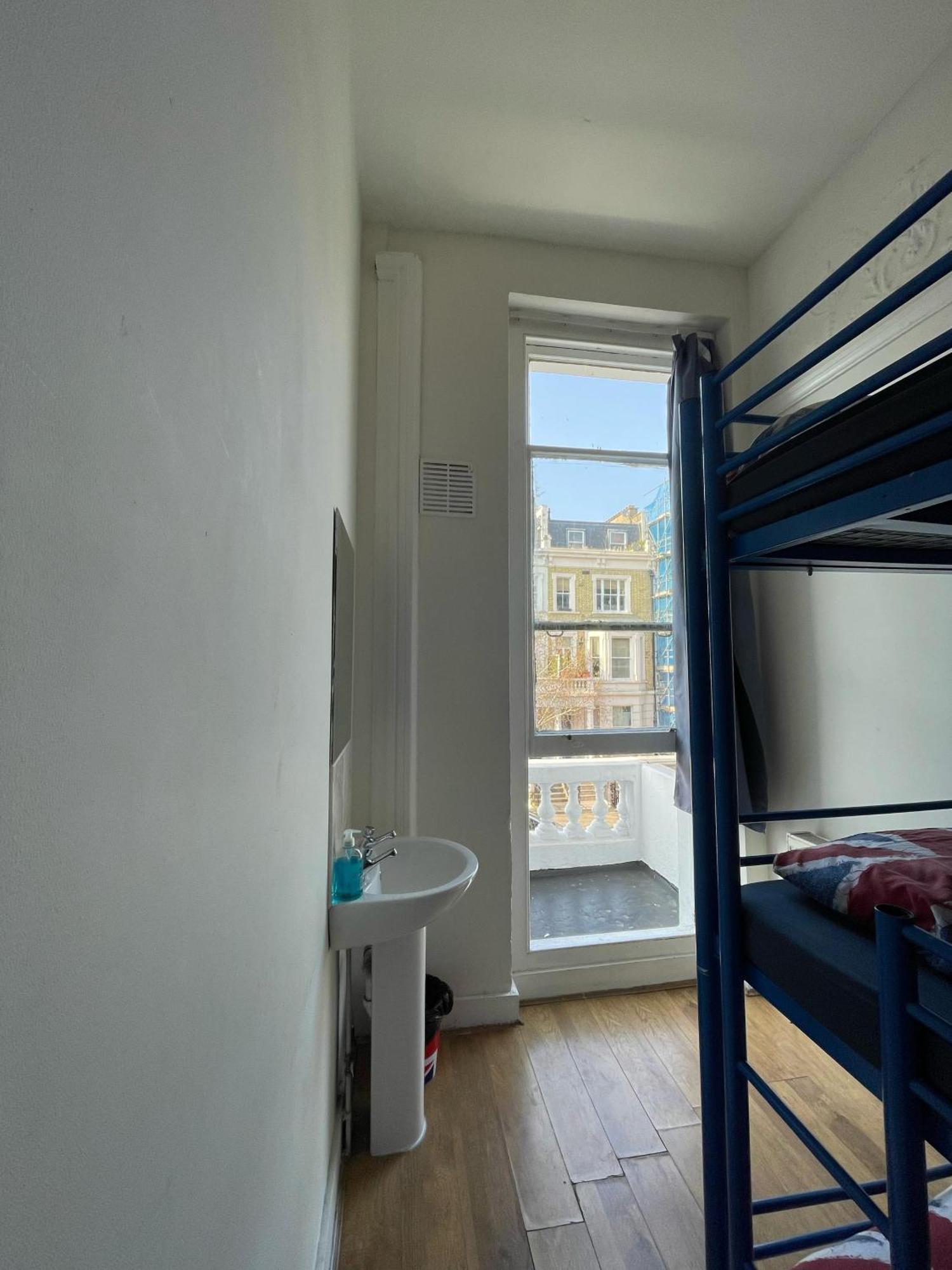 Hostal Saint Backpackers *
